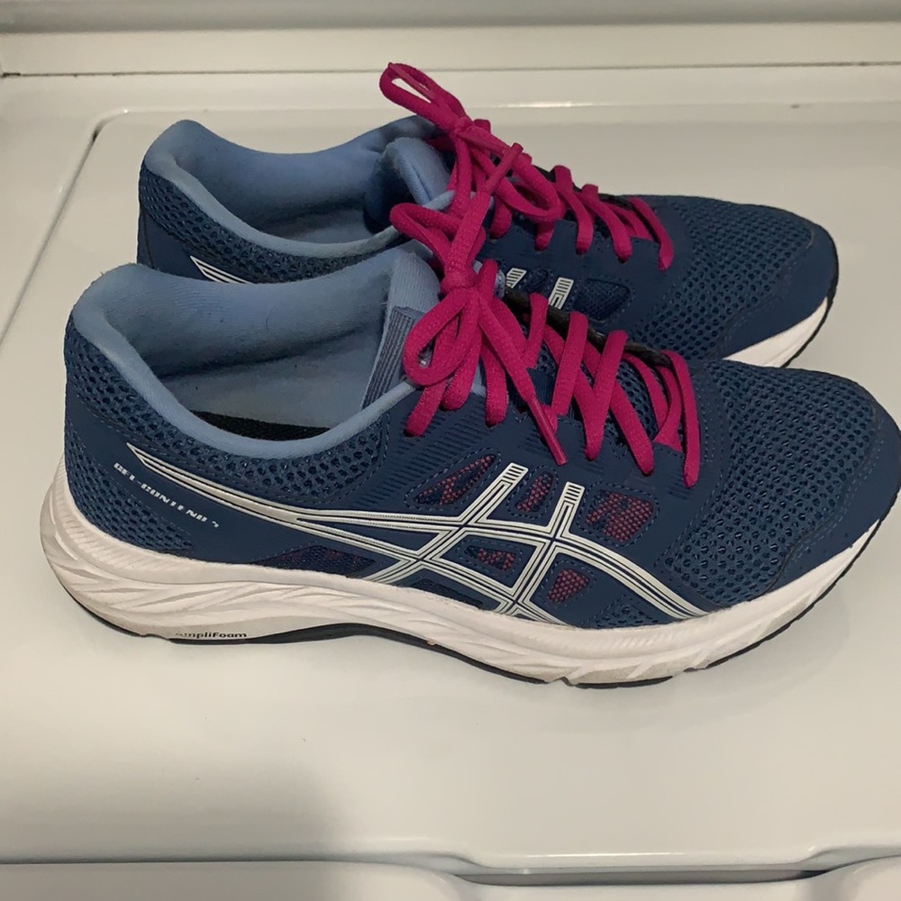 Gently Worn- ASICS Running Gel Contend 5